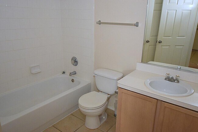 Building Photo - 3 BEDROOM 2 BATH COZY HOME WITH NEW UPGRAD...