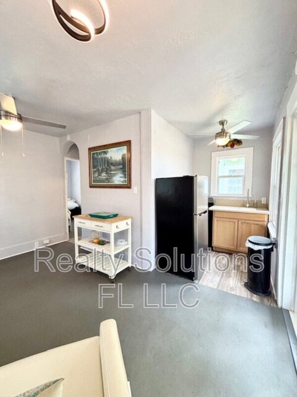 Building Photo - 416 Daytona St