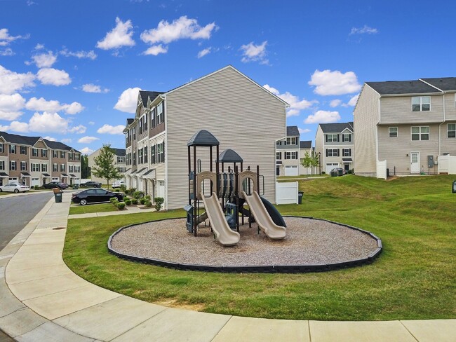 Building Photo - A Lovely 3BR/2.5BTH Transitional Townhome ...