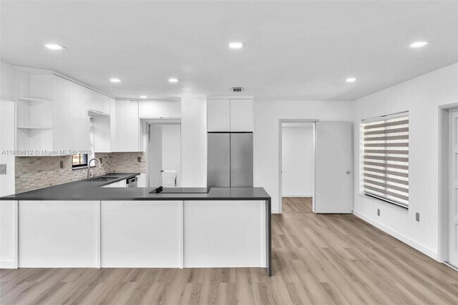 Building Photo - 418 S 57th Way