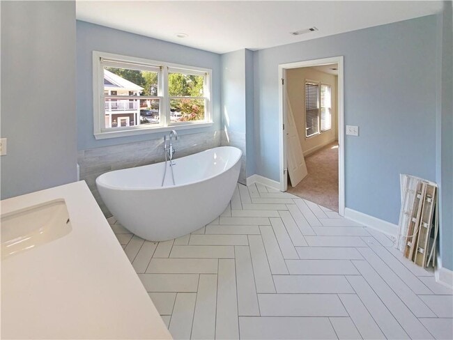 Building Photo - 136 Crumley St SE