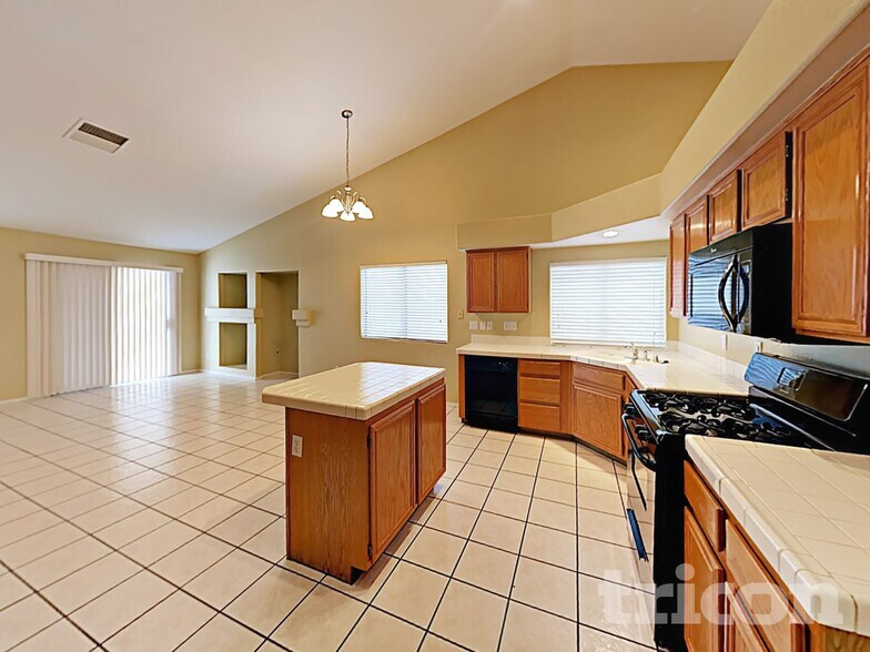 Building Photo - 610 Largo Azul Ave