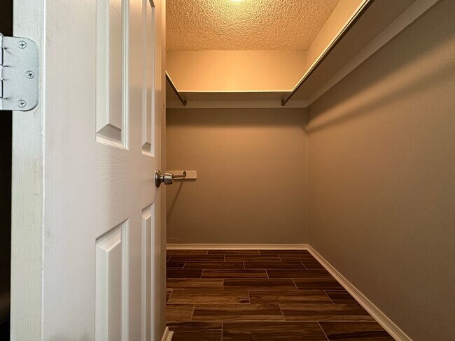 Building Photo - Cozy Elegance: Beautiful 2 Bed, 2.5 Bath H...