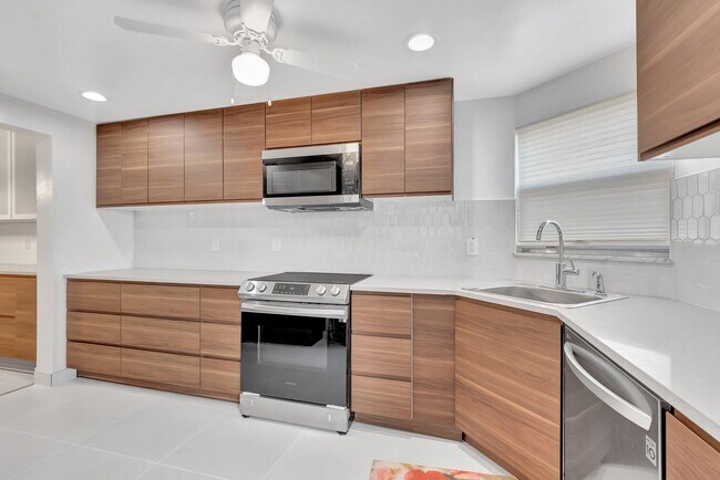 Primary Photo - 3590 Via Poinciana