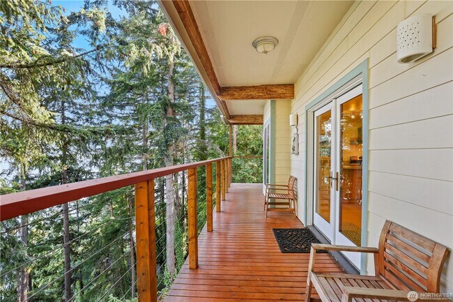 Building Photo - Elevated 2-Bedroom Home with Lake Sammamish Views