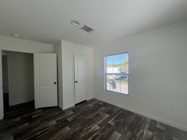 Building Photo - 261 Mongoose Ln