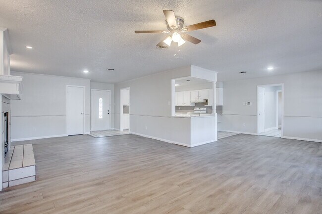 Building Photo - Large 4 bedroom!
