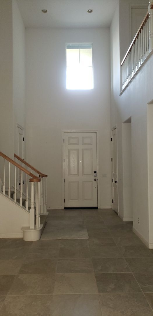 Building Photo - 70 Vía De La Valle