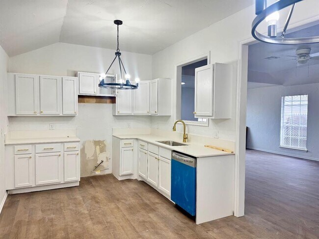 Building Photo - 223 W 6th St