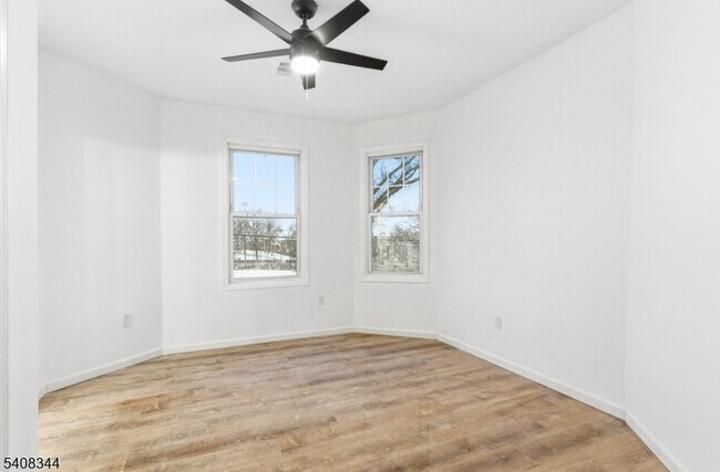 Building Photo - 528 S 13th St