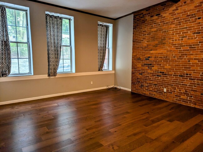 Building Photo - 926 Southbridge St