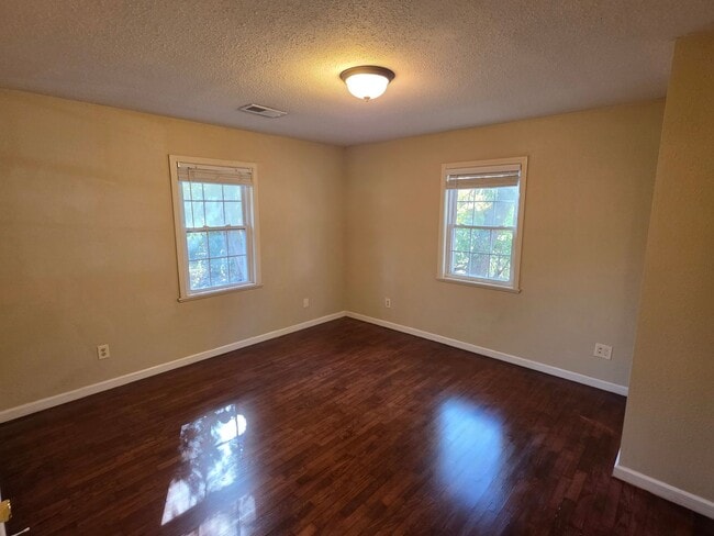 Building Photo - Charming 3 bedroom close to campus and I49