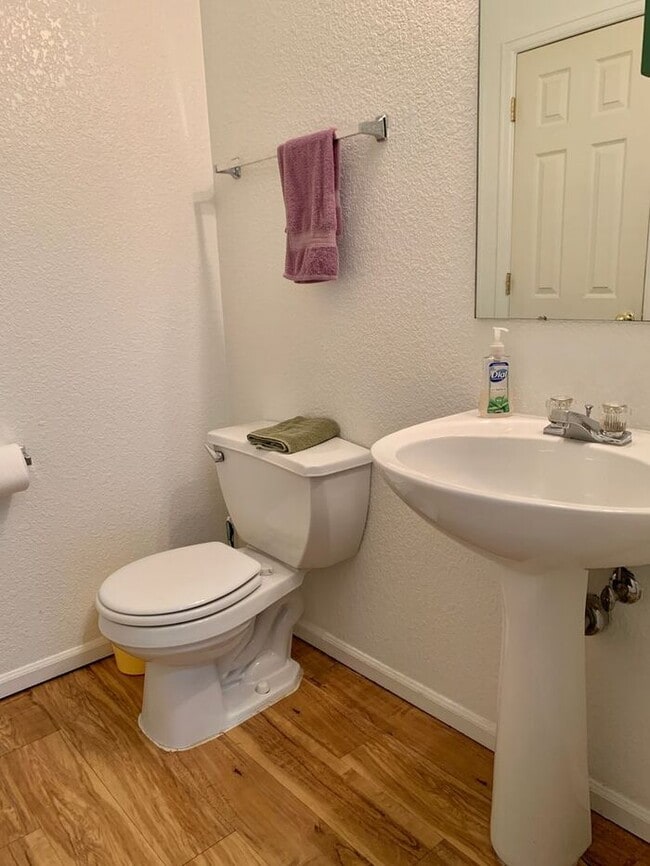 Building Photo - 3 Bedroom 2.5 Bath Townhouse w/ 2-Car Garage!