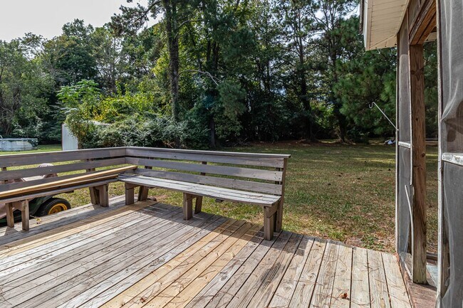 Building Photo - SPACIOUS Brick Home ~ Great location close...