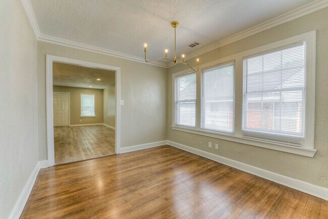 Building Photo - Gorgeous renovation!