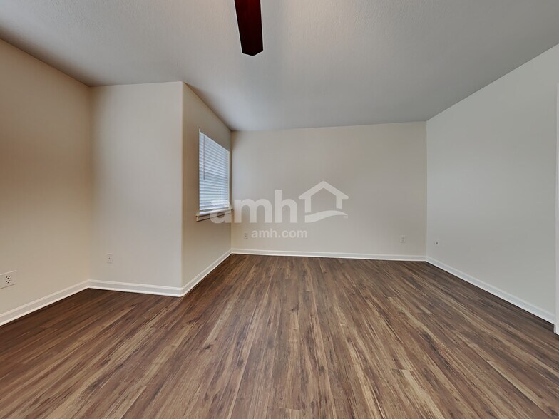 Building Photo - 10111 NE 28th Pl