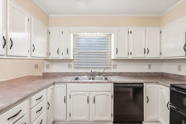 Building Photo - 4-BED, 2-BATH ALL-BRICK HOME NEAR JONESBORO COUNTRY CLUB!