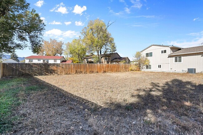 Building Photo - $1,900.00, 3-bed, 2-bath located in Colora...