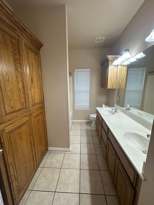 Building Photo - 2504 Thomas Dr
