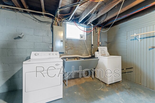 Building Photo - 3202 Ruckle St