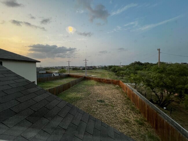 Building Photo - 5626 Encanto Dr