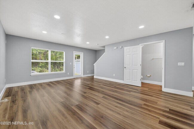 Building Photo - 834 Black Cherry Dr S