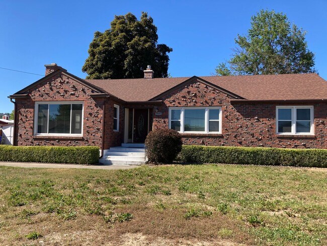 Primary Photo - Spacious 4 Bedroom on Upriver Drive