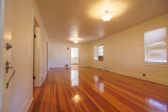 Building Photo - 802 Ussie Ave