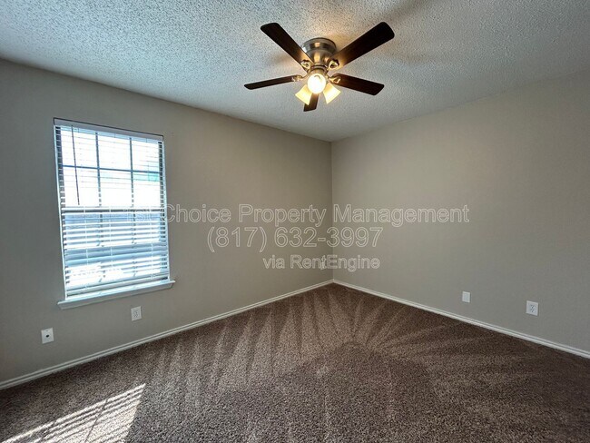 Building Photo - 7425 Kingswood Dr