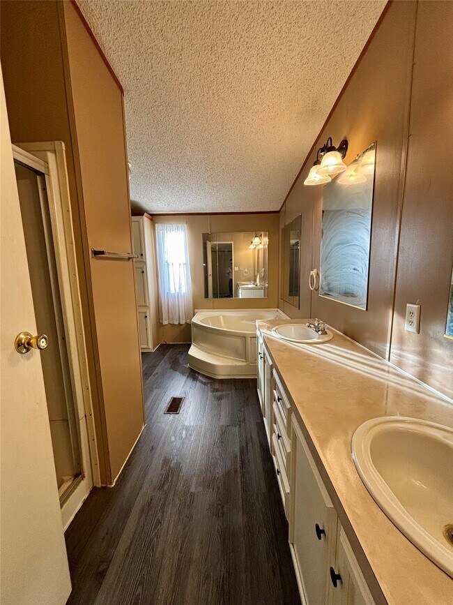 Building Photo - 111 Lakeside Woods Dr