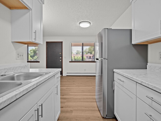 Building Photo - Updated 1 Bedroom, 1 Bathroom Apartment – ...