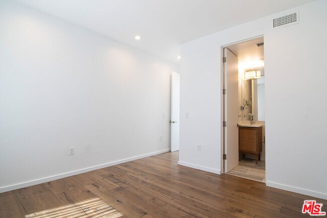 Building Photo - 1621 S Bedford St