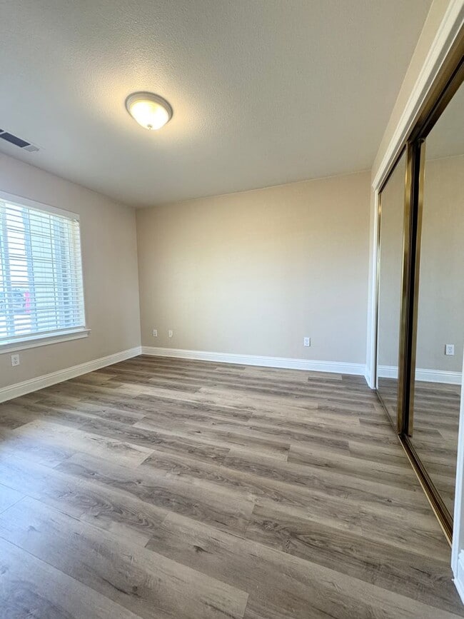 Building Photo - Relax and Enjoy Peaceful Lake Views!