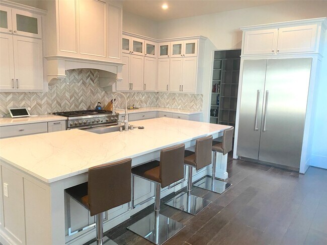 Building Photo - 4642 Devon St