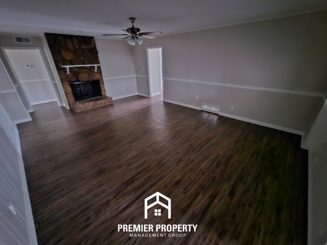 Building Photo - Large 4 Bedroom Home for Rent in Memphis | Hardwood Floors, Fireplace & Fenced Yard