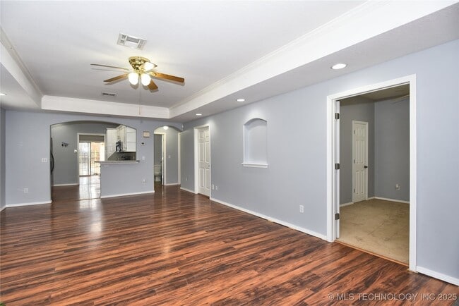 Building Photo - 319 S Gillette Ave