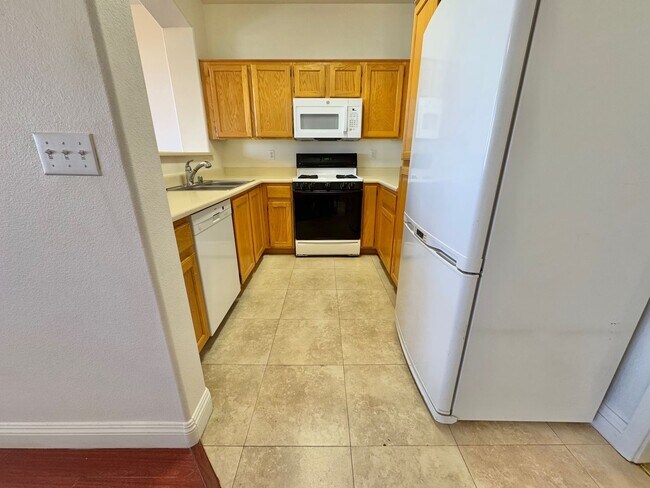 Building Photo - Beautiful 2 bedroom townhome with 2 car garage in gated community near Summerlin