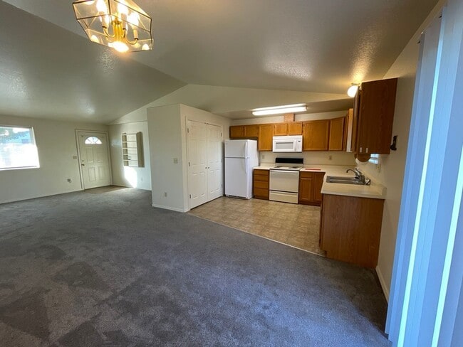 Building Photo - 3 Bedroom / 2 Bathroom Home in SW Redmond