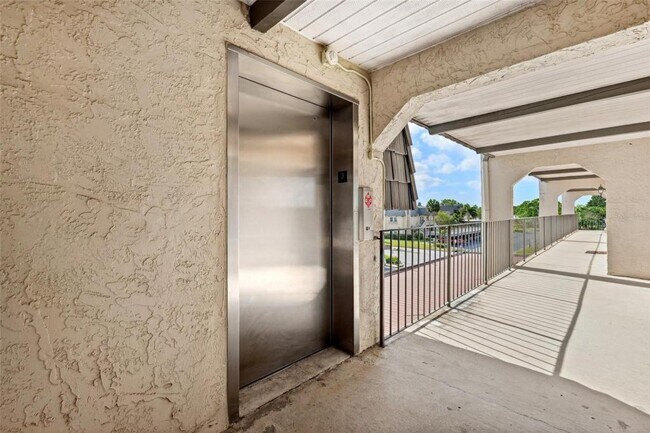 Building Photo - 8703 Bardmoor Pl