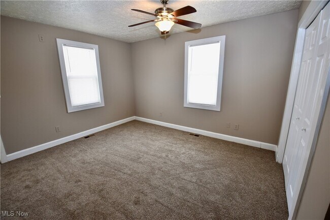 Building Photo - 583 Victoria Ave