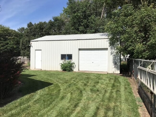 Building Photo - 610 E Elaine Ave