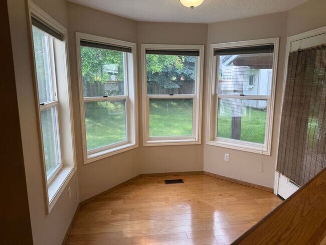 Building Photo - GREAT HOME IN CASCADE PARK. 3 bedrooms, 2 ...