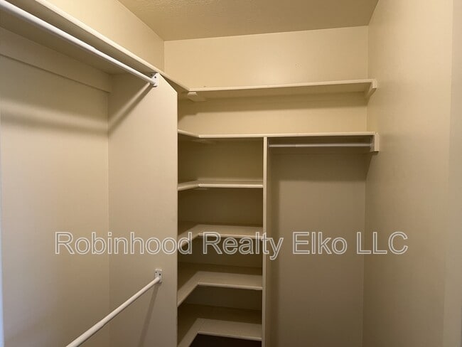 Building Photo - 214 Brookwood Dr