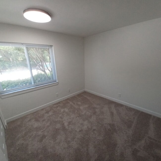 Building Photo - 3918 La Mirada Dr N