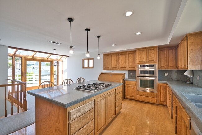 Building Photo - 4 Bed 2.5 Bath Home in Hermosa Beach For L...