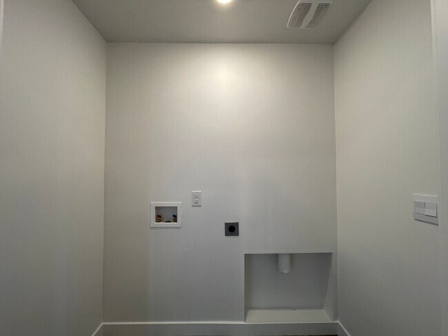 Building Photo - 3-Bedroom Townhome in Santaquin!