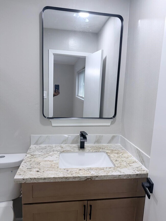 Building Photo - 620 Circle Way