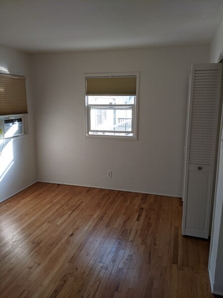 Building Photo - 1546 Rendall Pl