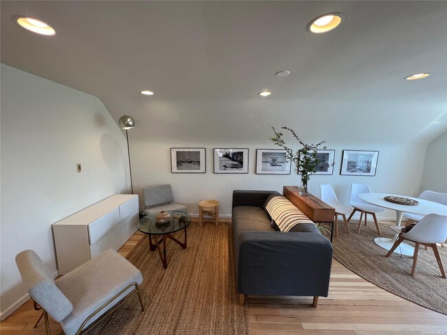 Building Photo - 545 E Park Ave