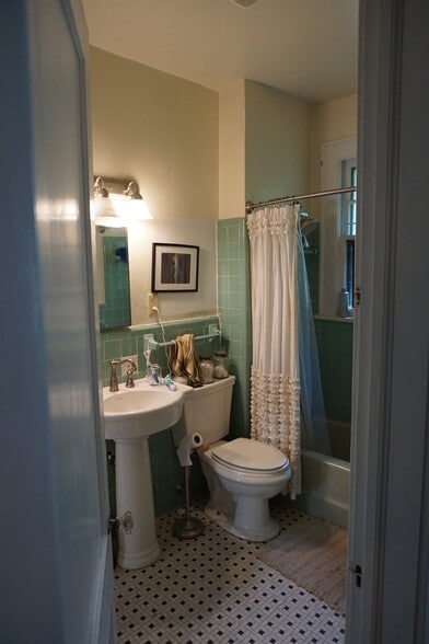 Building Photo - 1212 Virginia Ave. NE